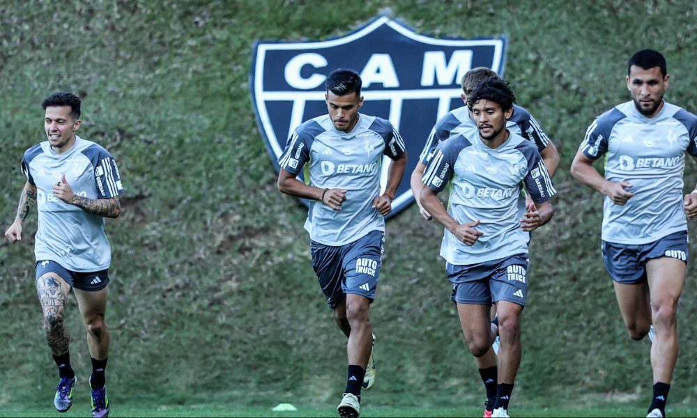 Bernard, Fausto Vera, Scarpa e Alonso em treino do Atlético na Cidade do Galo (foto: Pedro Souza/Atlético)
