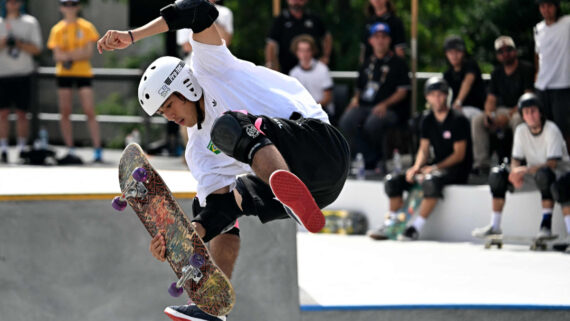 Augusto Akio durante competição de skate (foto:  Attila KISBENEDEK / AFP)