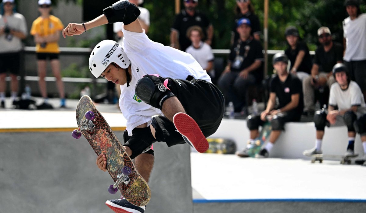 Augusto Akio durante competição de skate (foto: Attila KISBENEDEK / AFP)