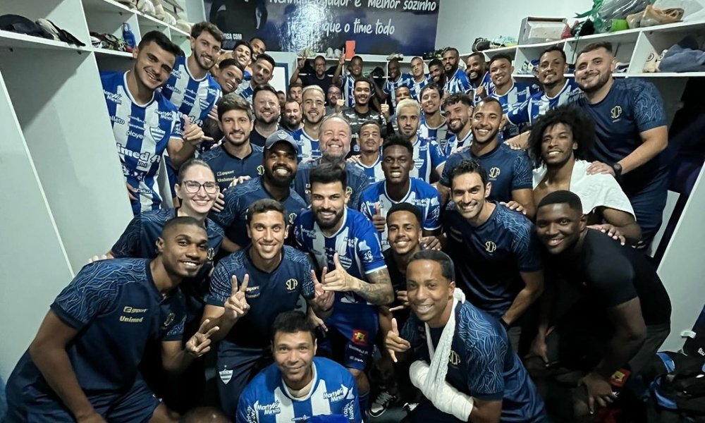 Jogadores e comissão técnica do Aymorés comemoram vitória sobre o Betim (foto: Divulgação/Aymorés)