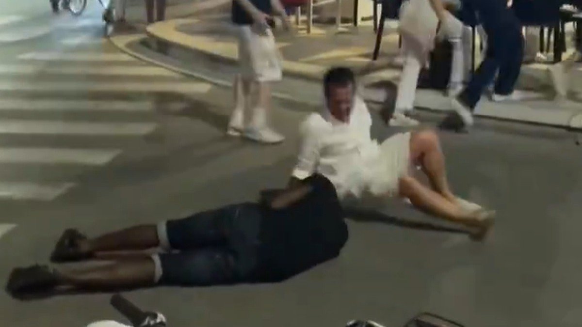 Balotelli (vestido de preto) foi filmado caído em rua na Itália (foto: Reprodução/Redes Sociais)