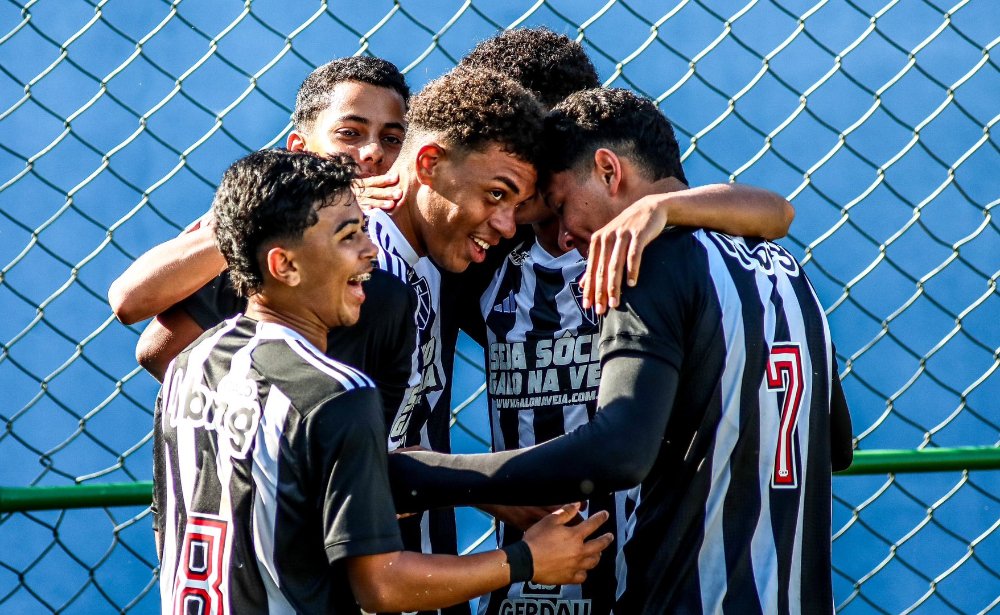 Jogadores da categoria sub-16 do Atlético (foto: Divulgação/Atlético)