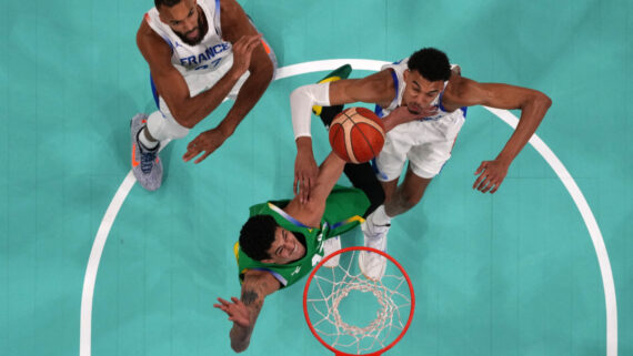 Brasil e França na estrei do basquete em Paris (foto: AFP)