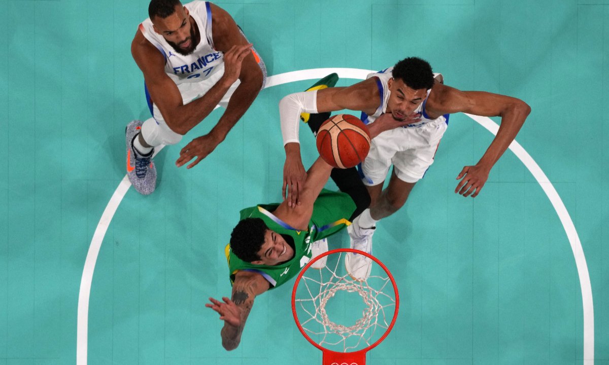Brasil e França na estrei do basquete em Paris (foto: AFP)