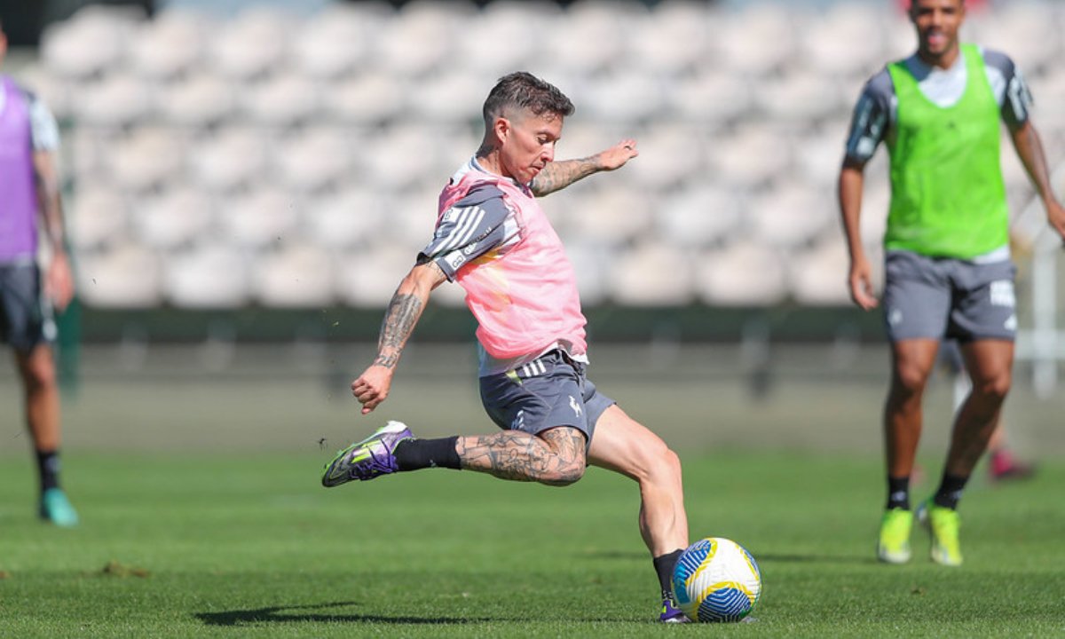 Bernard em treino do Atlético na Cidade do Galo (foto: Paulo Henrique França / Atlético)