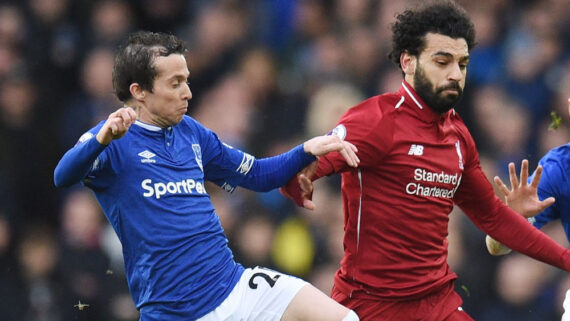 Bernard em ação pelo Everton diante do Liverpool em 2019 (foto: Oli Scarff/AFP)