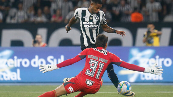 Junior Santos em disputa de bola com Matheus Mendes em Botafogo x Atlético (foto: Vitor Silva/Botafogo)
