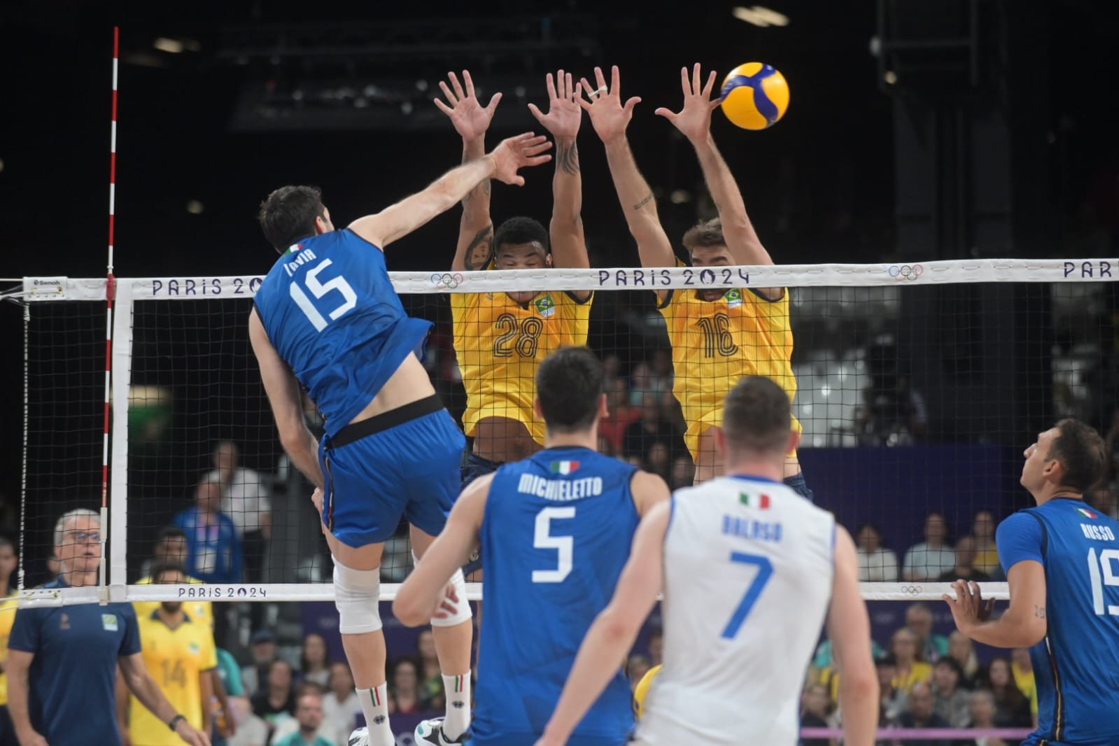 Bloqueio do Brasil sobe para tentar impedir ataque italiano no vôlei masculino (foto: Leandro Couri/EM/D.A Press)