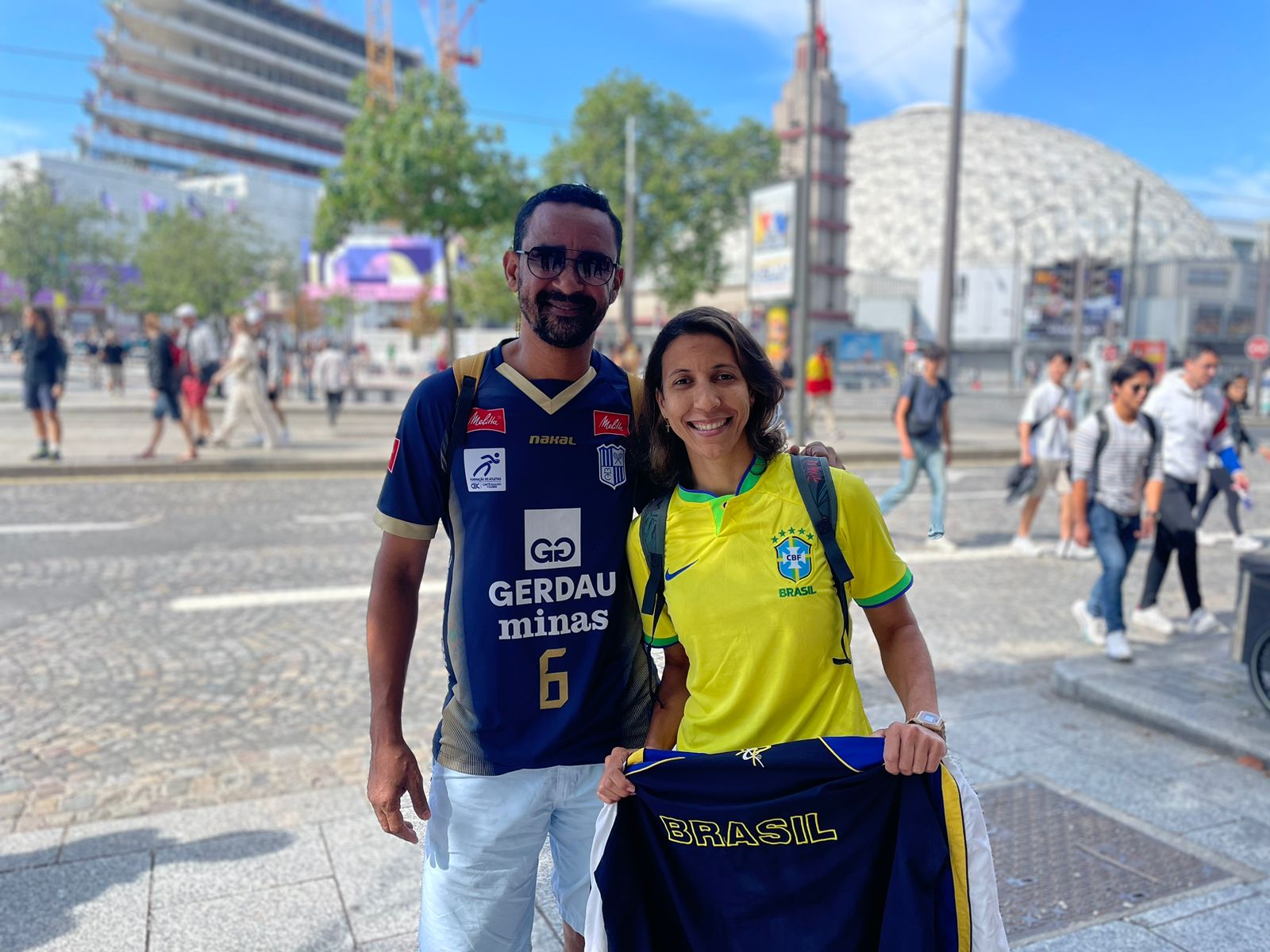Ivan de Souza e Brenda Silva saíram de Itabira para acompanhar o Brasil em Paris - (foto: João Vítor Marques/EM/D.A Press)