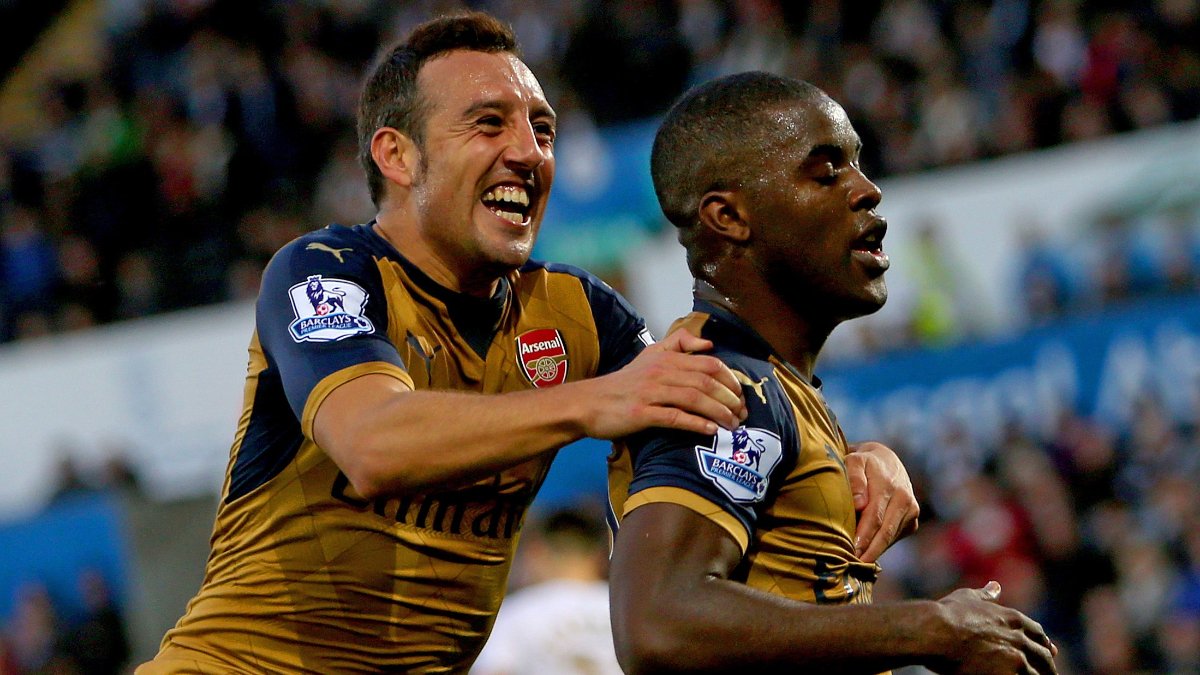 Joel Campbell (direita) comemora gol pelo Arsenal ao lado do meio-campista espanhol Santi Cazorla (esquerda) (foto: GEOFF CADDICK/AFP)