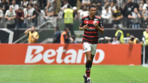Carlinhos, atacante do Flamengo, marcou contra o Atlético nesta quarta-feira (3/7) - Crédito: 