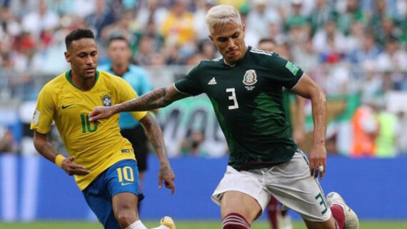 Carlos Salcedo (direita) ao lado de Neymar (esquerda) durante duelo entre Brasil e México, pela Copa do Mundo de 2018 (foto: Reprodução/Instagram)