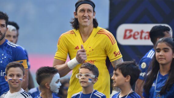 Cássio com a camisa do Cruzeiro atrás de crianças (foto: Ramon Lisboa/EM/D.A Press)