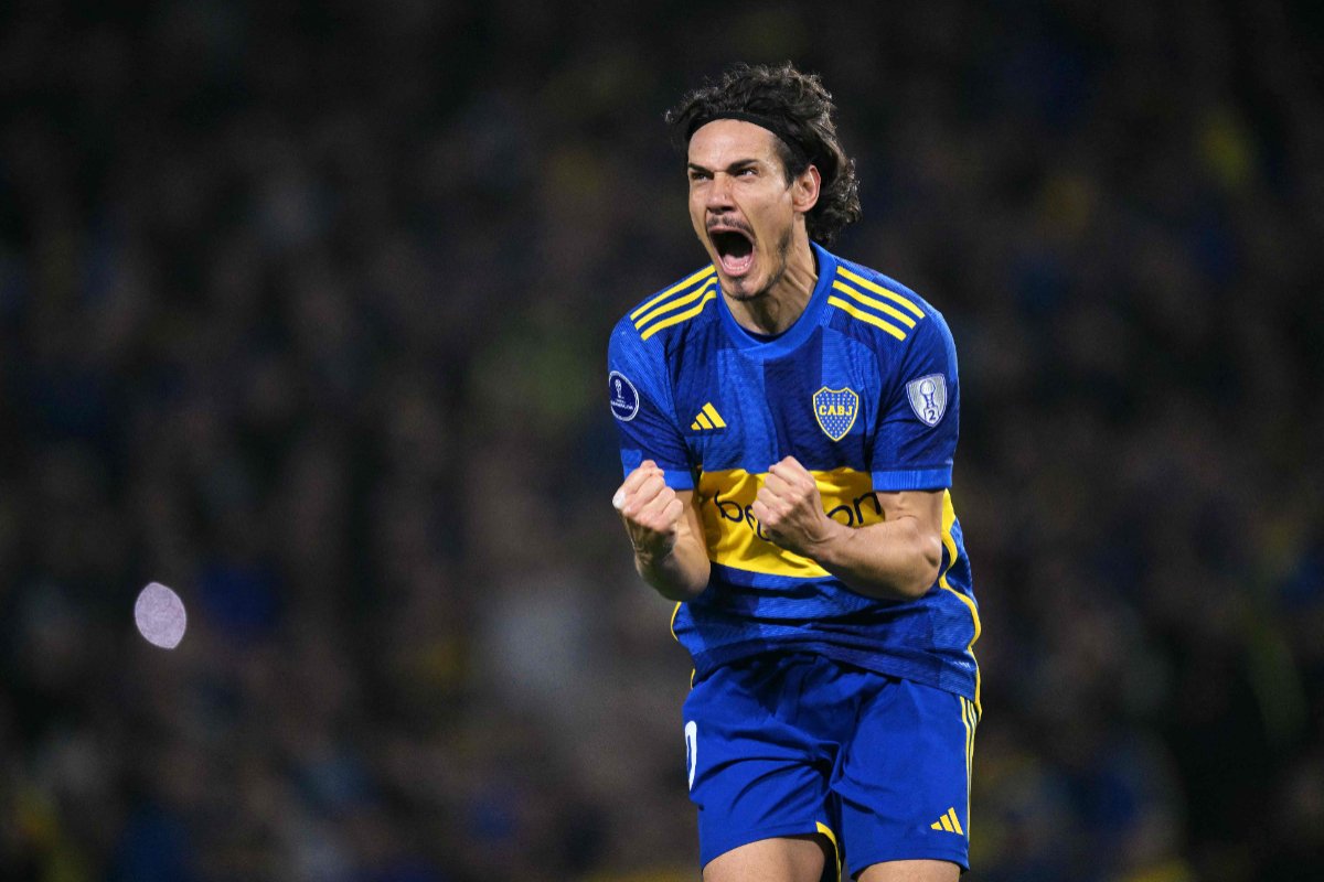 Cavani comemorando gol pelo Boca Juniors (foto: JUAN MABROMATA / AFP)