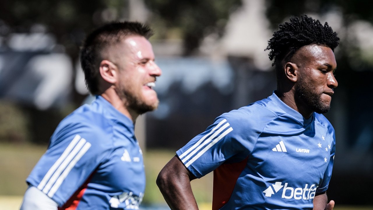 Ramiro e José Cifuentes, meio-campistas do Cruzeiro (foto: Gustavo Aleixo/Cruzeiro)