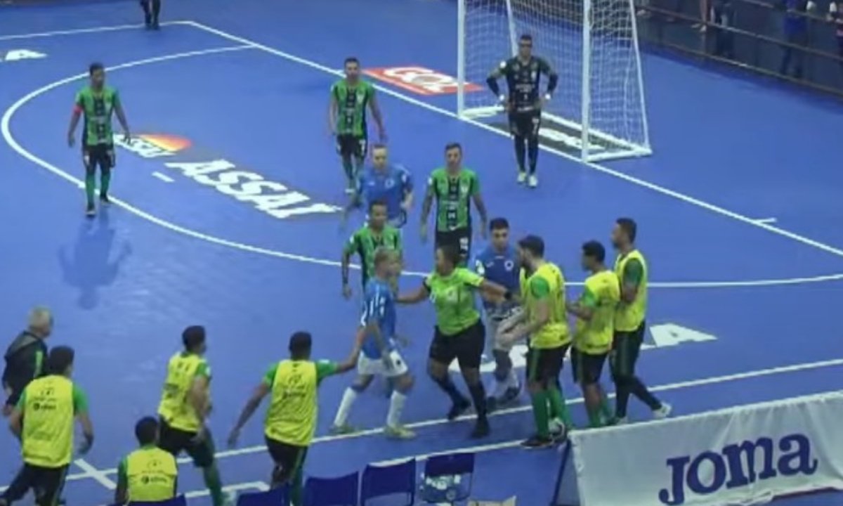 Cruzeiro e América em jogo de futsal (foto: Reprodução/Youtube)