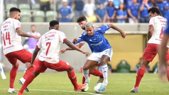 Jogadores de Cruzeiro e Bragantino disputam bola (foto: Ramon Lisboa/EM/D.A Press)
