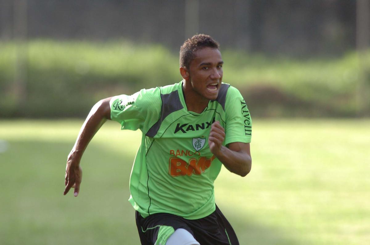 Danilo em treino no CT Lanna Drumond, do América, em 2010 - (foto: Jorge Gontijo/EM/D.A Press (11/3/2010))