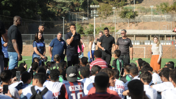 Cria do América, Danilo conversou com garotos da Escola de Futebol do Coelho nesta quinta-feira (25/7), na Arena Morro das Pedras (foto: Alexandre Guzanshe/EM/D.A. Press)