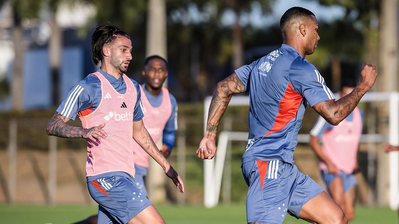 Walace, volante do Cruzeiro, treinando na Toca da Raposa (foto: Gustavo Aleixo/Cruzeiro)
