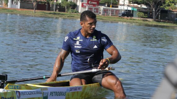 Isaquias Queiroz na apresentação da equipe de canoagem brasileira (foto: Edesio Ferreira/EM/D.A. Press.)