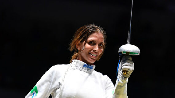 Nathalie Moellhausen, esgrimista brasileira (foto: AFP / Fabrice COFFRINI)