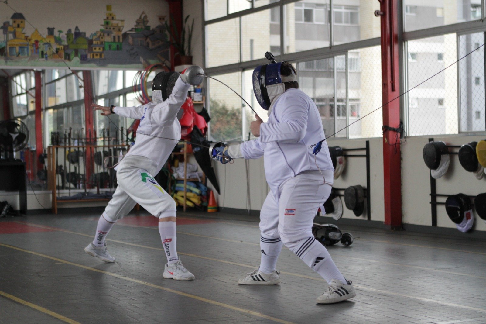 Repórter Thiago Bonna durante duelo com a esgrimista Clara Amaral (foto: Edésio Ferreira/EM/D.A Press)