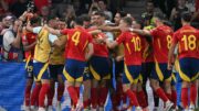 Jogadores da Espanha comemora gol (foto: Jewel Samad/APF)