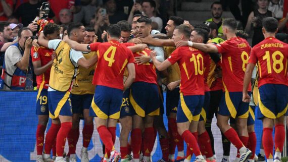 Jogadores da Espanha comemora gol (foto: Jewel Samad/APF)