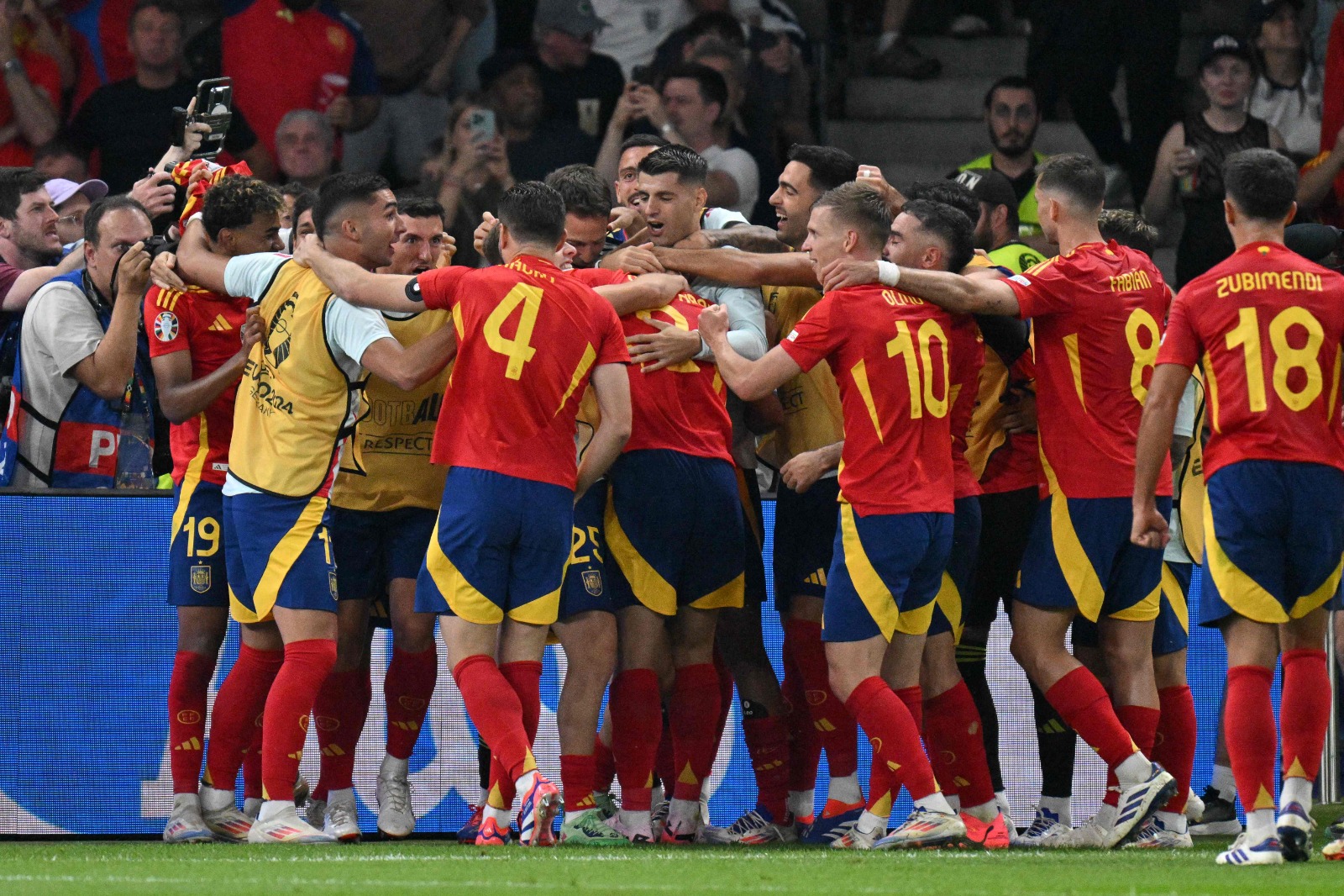 Espanha supera Inglaterra no fim e é campeã da Eurocopa