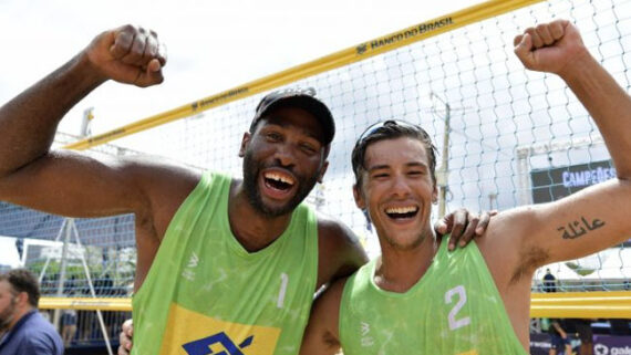 Evandro e Arthur, dupla brasileira de vôlei de praia (foto: Dhavid Normando/CBV)