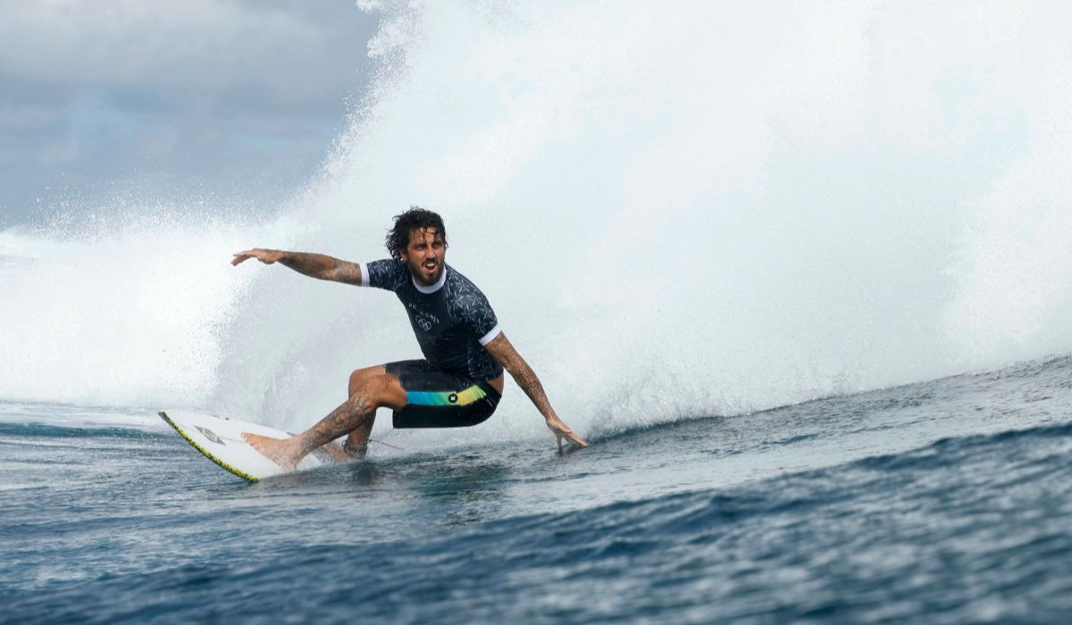 Filipe Toledo surfando (foto: Ben Thouard / POOL / AFP)