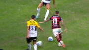 Pênalti a favor do Flamengo foi oriundo de lance com duas bolas em campo (foto: Reprodução/Globo)