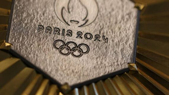 Medalha de ouro que será dada aos esportistas que ganharem suas provas ou competições nas Olimpíadas de Paris (foto: Thomas Samson/30.jan.2024/AFP)