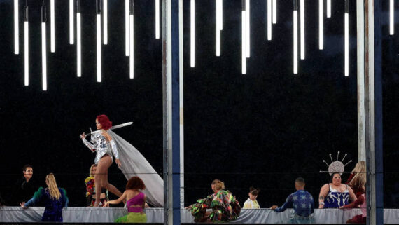 Performance na Passerelle Debilly durante cerimônia de abertura de Paris-2024 (foto: Tingshu Wang/Reuters)