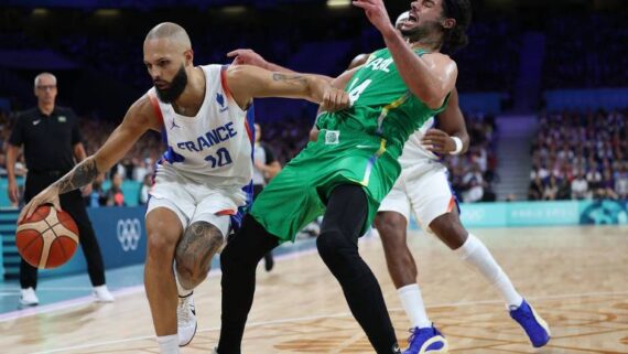 Evan Fournier, da França, pressiona Leo Meindl na partida entre Brasil e França pelo torneio masculino de basquete nas Olimpíadas de Paris (foto: Thomas Coex/Thomas Coex/AFP)