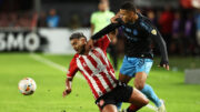 Gustavo Nunes, do Grêmio, em disputa de bola com jogador do Estudiantes, da Argentina, na Libertadores (foto: ALEJANDRO PAGNI/AFP)