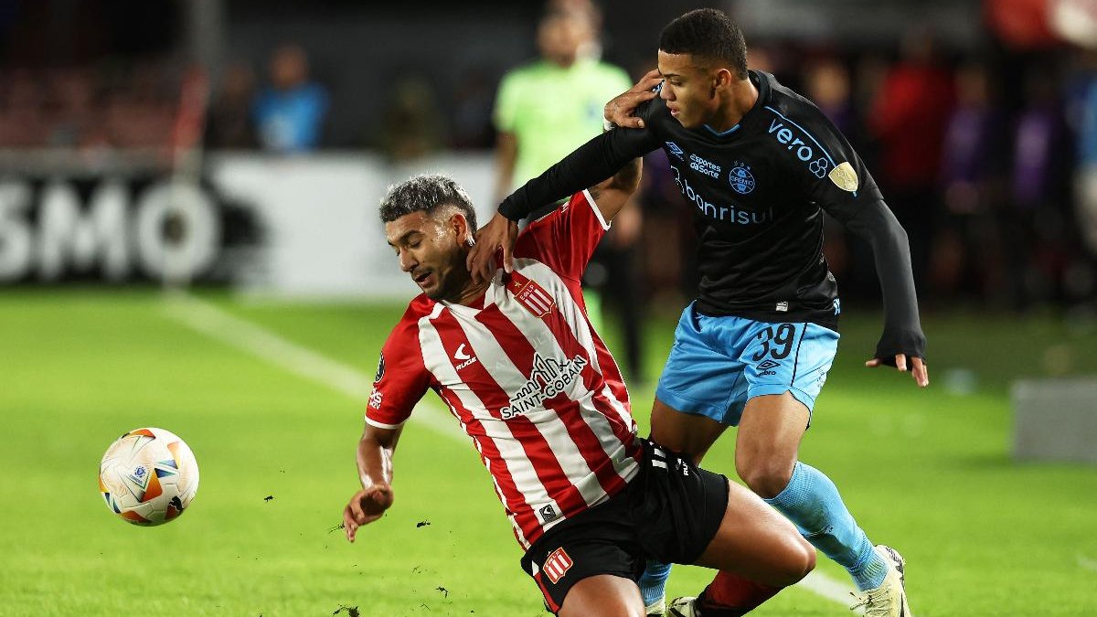 Gustavo Nunes, do Grêmio, em disputa de bola com jogador do Estudiantes, da Argentina, na Libertadores (foto: ALEJANDRO PAGNI/AFP)
