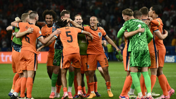 Holanda foi a última classificada para a semi da Euro (foto: Angelos Tzortzinis / AFP)