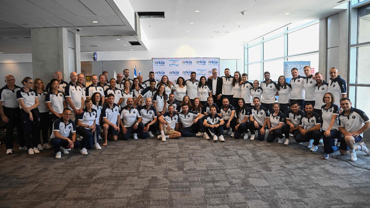 Delegação de Israel no aeroporto de Tel-Aviv antes de embarcar para Paris (foto: JORGE NOVOMINSKY/AFP)