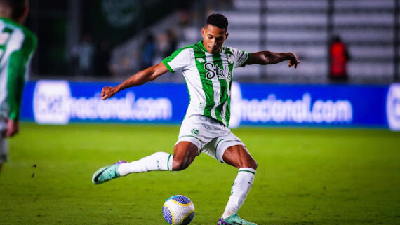 João Lucas chuta a bola durante jogo (foto: Juventude/Divulgação)