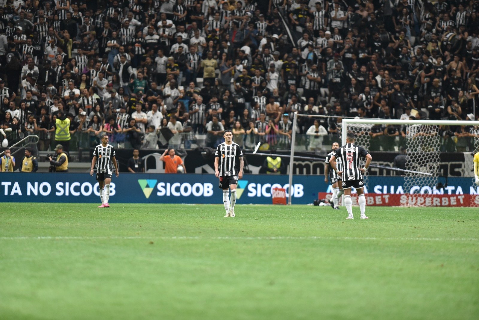Jogadores do Atlético no gramado da Arena MRV (foto: Ramon Lisboa/EM/D.A Press)
