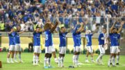 Jogadores do Cruzeiro erguem os braços em saudação à torcida (foto: Ramon Lisboa/EM/D.A Press)