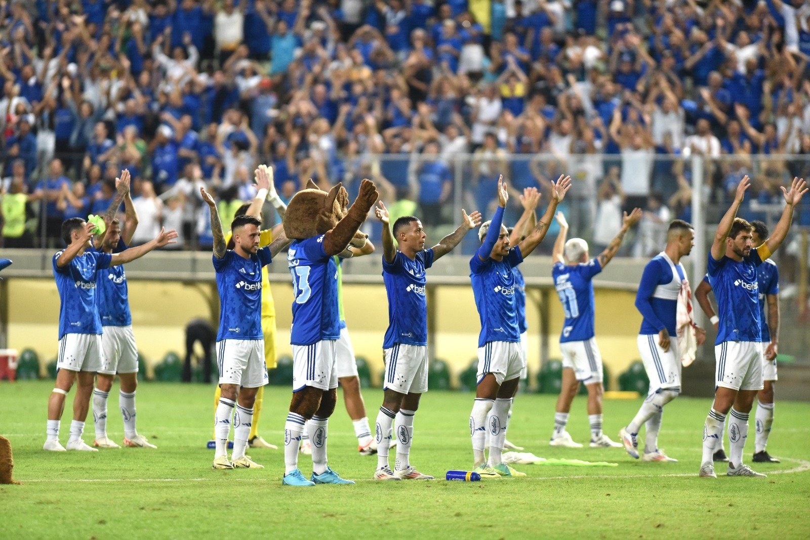 Jogadores do Cruzeiro erguem os braços em saudação à torcida (foto: Ramon Lisboa/EM/D.A Press)