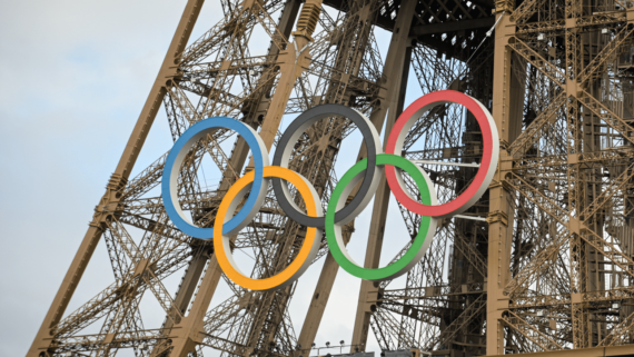 Torre Eiffel com arcos olímpicos (foto: Leandro Couri/EM/D.A Press)