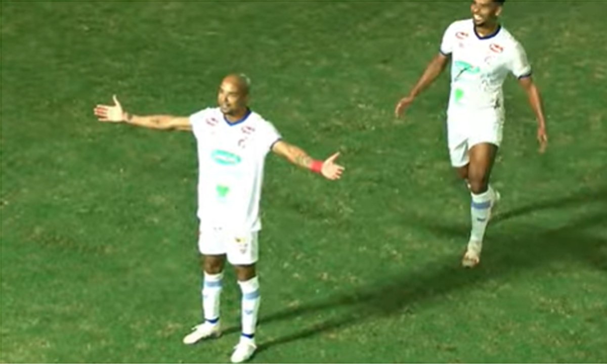 Juninho Tardelli fez o gol que garantiu o título ao Betim (foto: Reprodução/Transmissão da Federação Mineira de Futebol)