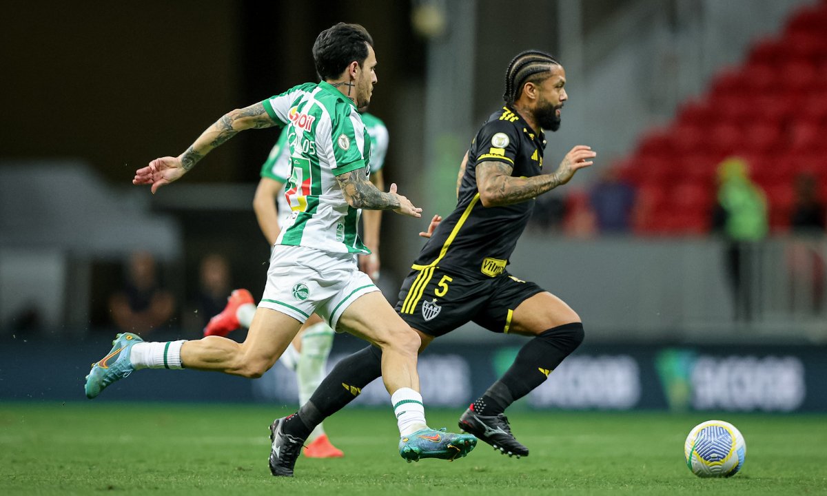 Jogadores de Juventude e Atlético em lance do jogo no Mané Garrincha (foto: Pedro Souza/Atlético)
