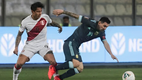 Lapadula (esquerda) e Messi (direita) dividiram artilharia da Copa América 2021 (foto: SEBASTIAN CASTANEDA/AFP)