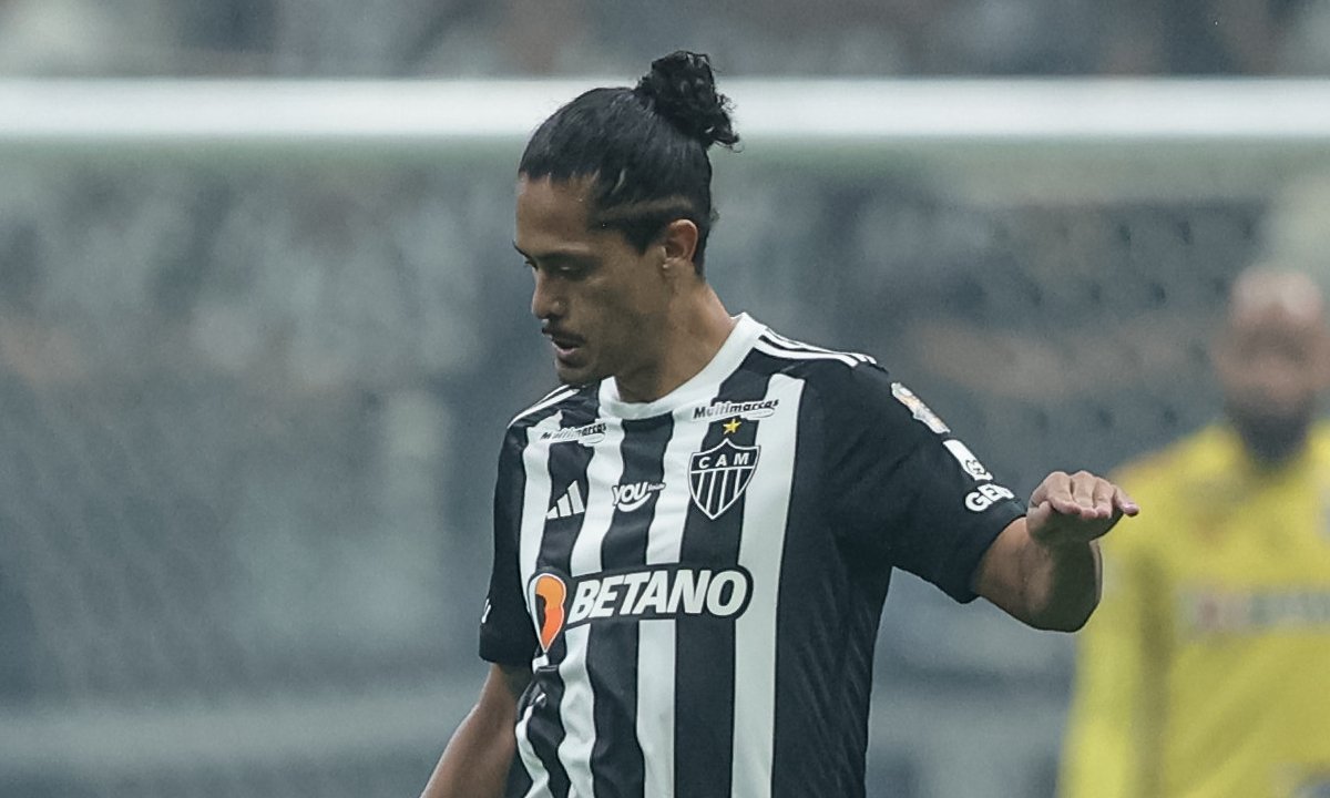 Zagueiro Lemos em jogo pelo Atlético na Arena MRV (foto: Pedro Souza/Atlético)