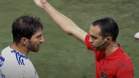 Árbitro Davi de Oliveira Lacerda anulou gol de Lucas Silva após intervenção do VAR (foto: Reprodução/Premiere)